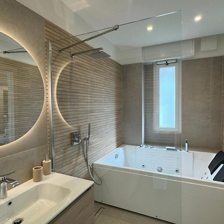 Casa Febo, In Centro Con Parcheggio Privato A 200 Mt Dal Mare Hotel Bordighera Ngoại thất bức ảnh