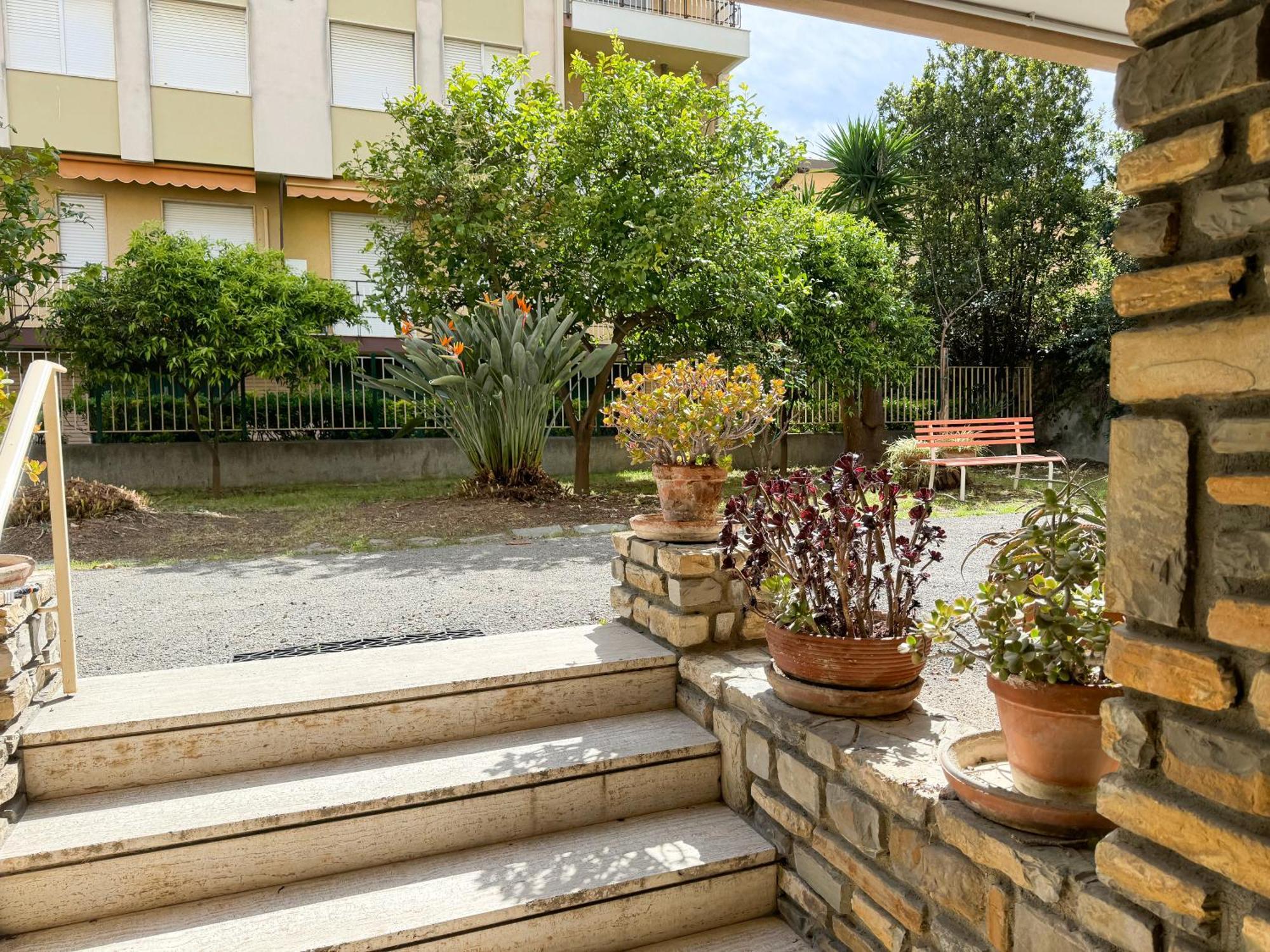 Casa Febo, In Centro Con Parcheggio Privato A 200 Mt Dal Mare Hotel Bordighera Ngoại thất bức ảnh