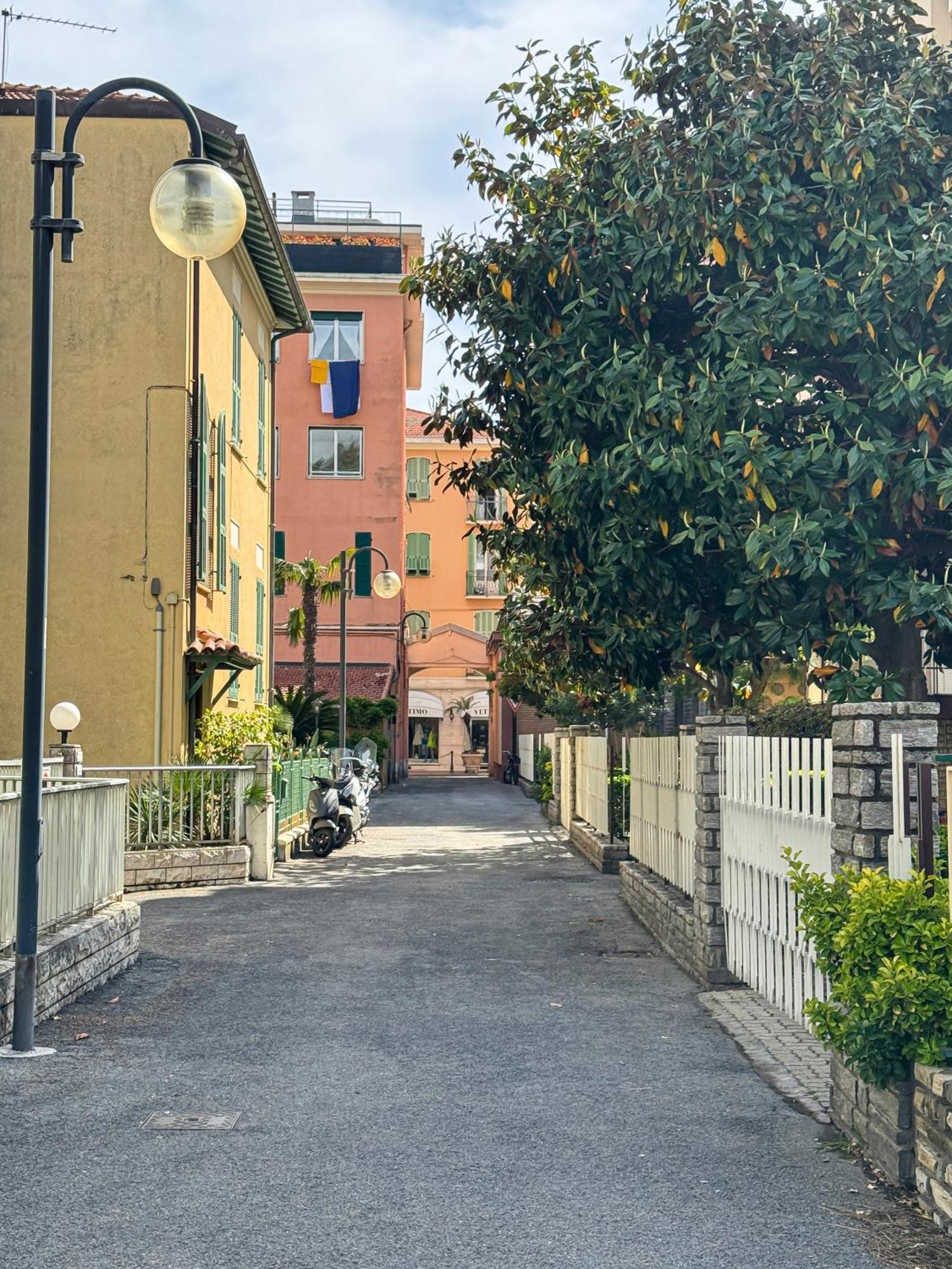 Casa Febo, In Centro Con Parcheggio Privato A 200 Mt Dal Mare Hotel Bordighera Ngoại thất bức ảnh