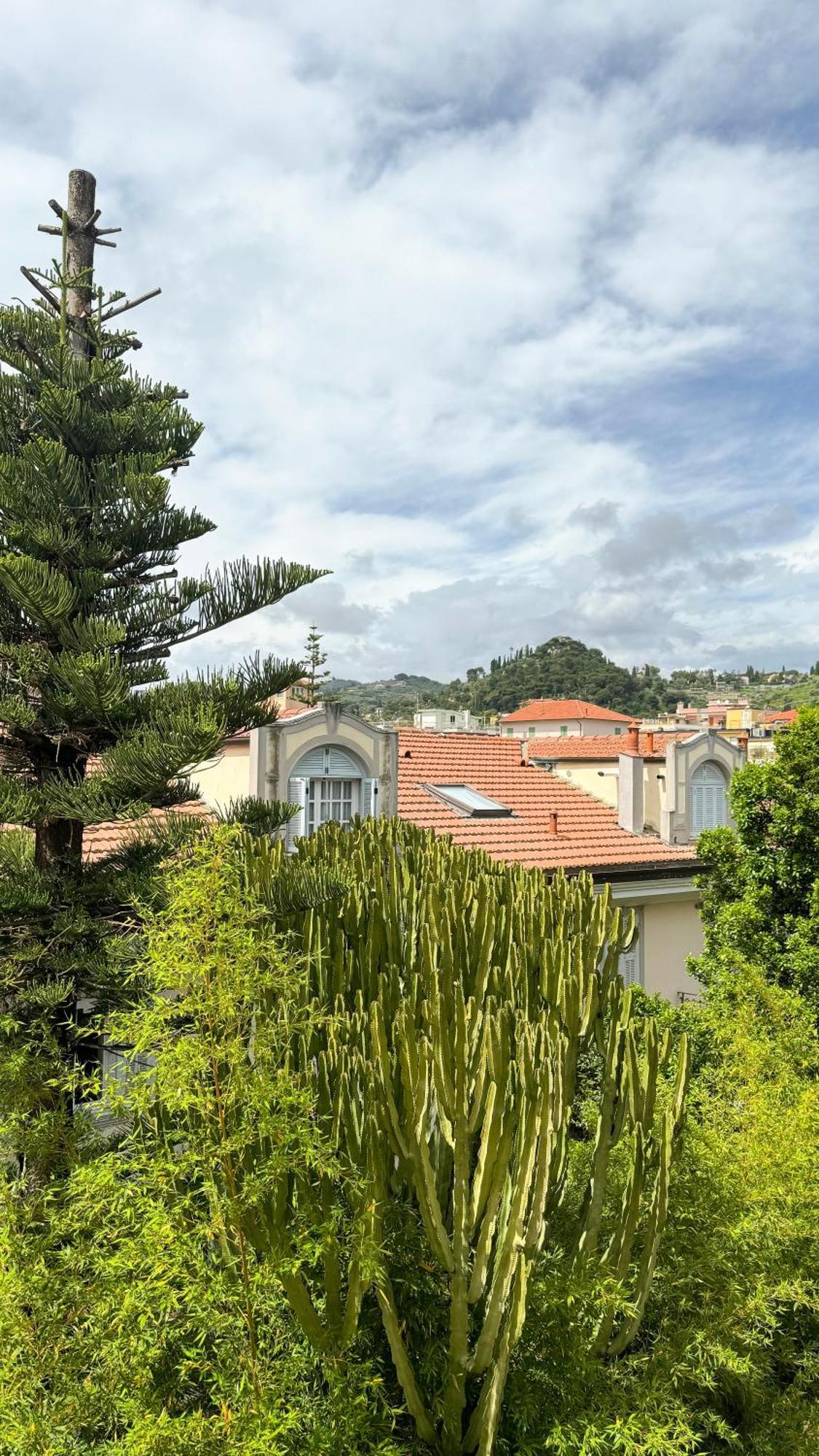 Casa Febo, In Centro Con Parcheggio Privato A 200 Mt Dal Mare Hotel Bordighera Ngoại thất bức ảnh